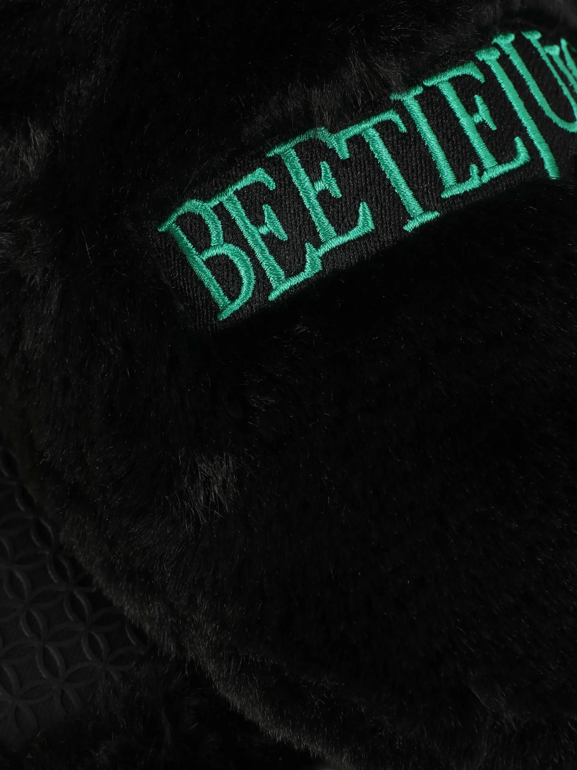 Beetlejuice|Accessoires Halloween|Primark Chaussons Mule Duveteux Beetlejuice Noir/Blanc