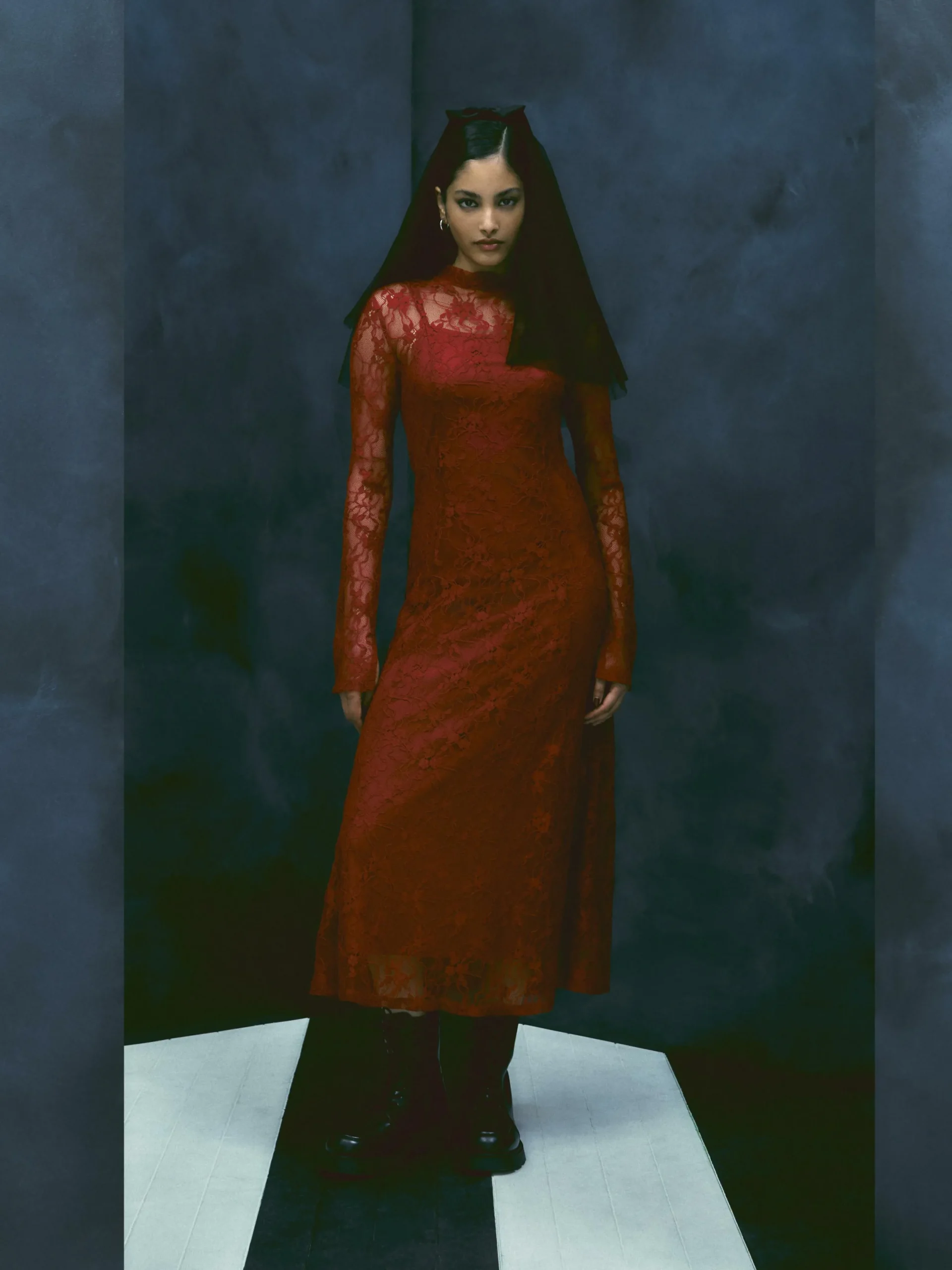 Vêtements Gothiques|Tout Halloween|Primark Robe Mi-longue En Dentelle à Col Montant Beetlejuice X Colleen Atwood Rouge